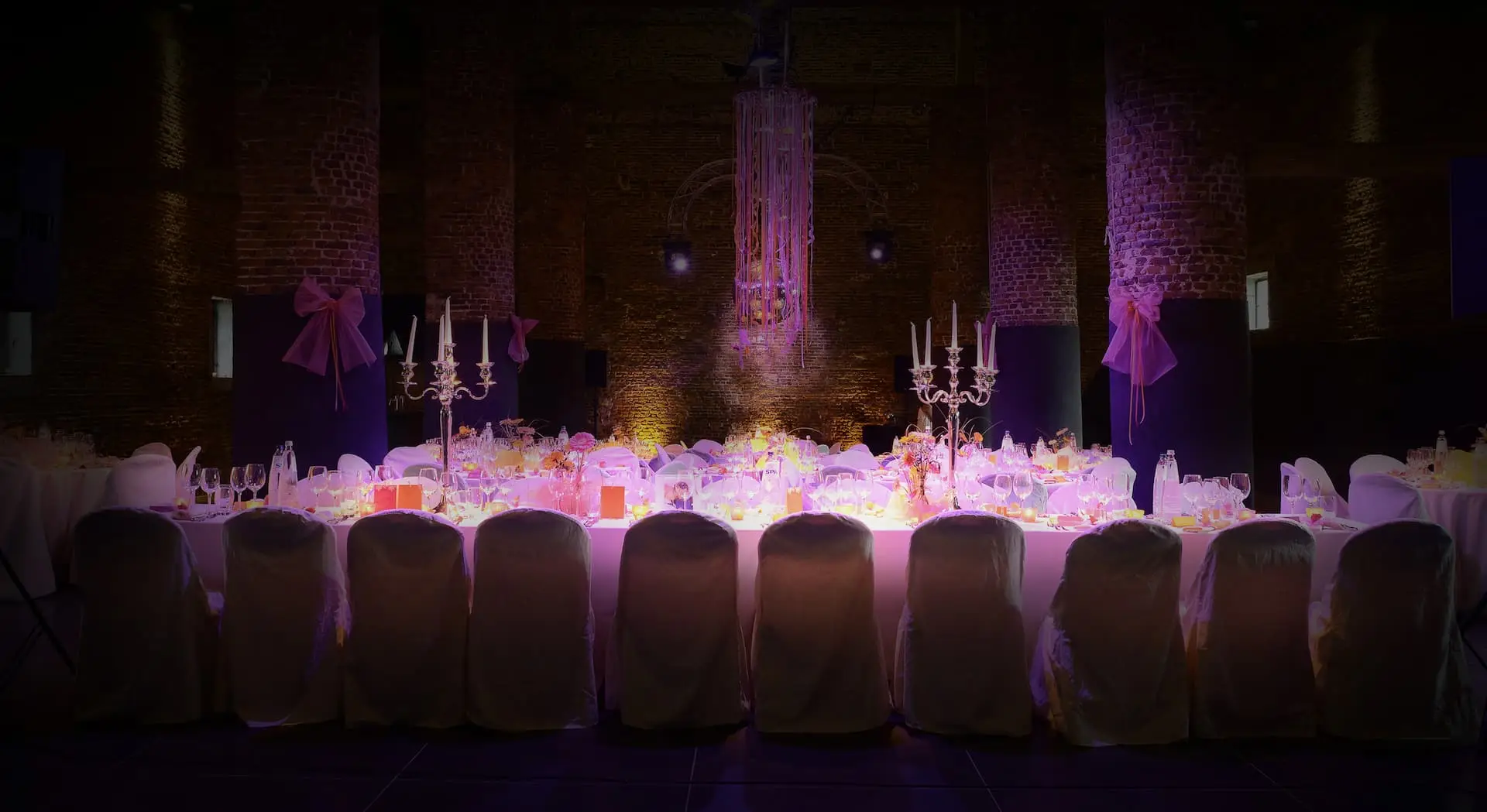 Table d'honneur dressée dans une salle voûtée éclairée