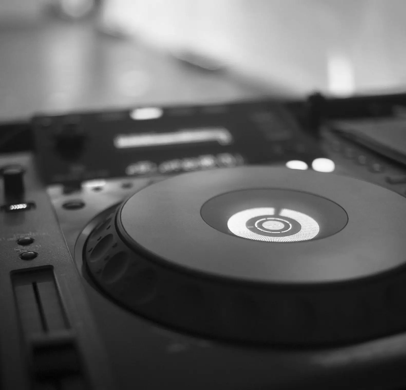 Platine de DJ en noir et blanc