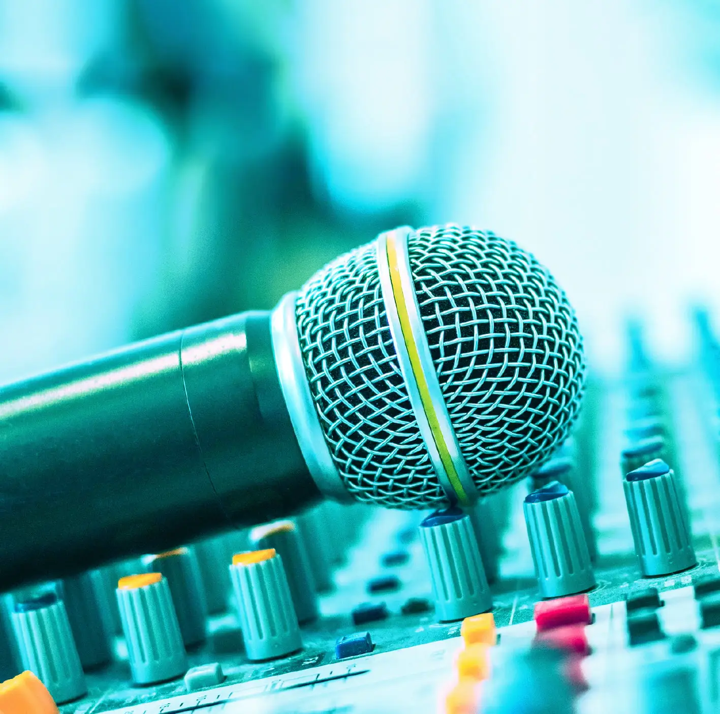 Micro posé sur une table de mixage
