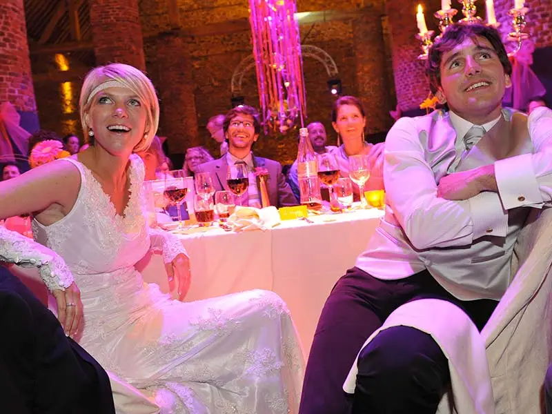 Mariés riant à table pendant la soirée