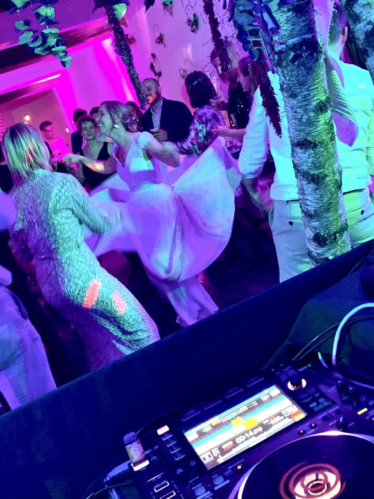 Invités dansant autour de la mariée, vus depuis les platines du DJ